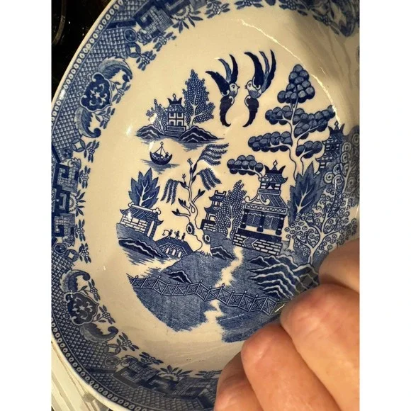 Vintage Blue Willow Serving Bowl - Unmarked 1940s-80s Blue & White Transferware - Picture 4 of 11
